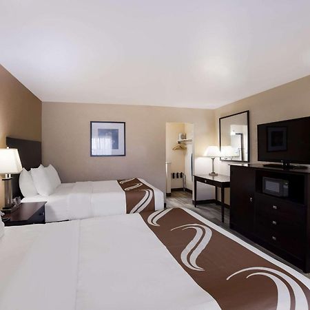 Quality Inn & Suites Big Rapids Near University Buitenkant foto