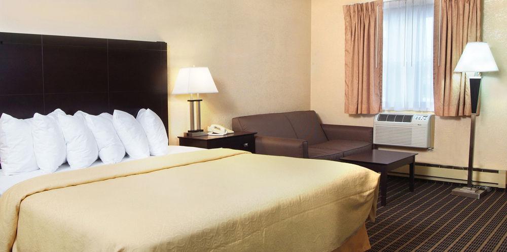 Quality Inn & Suites Big Rapids Near University Buitenkant foto