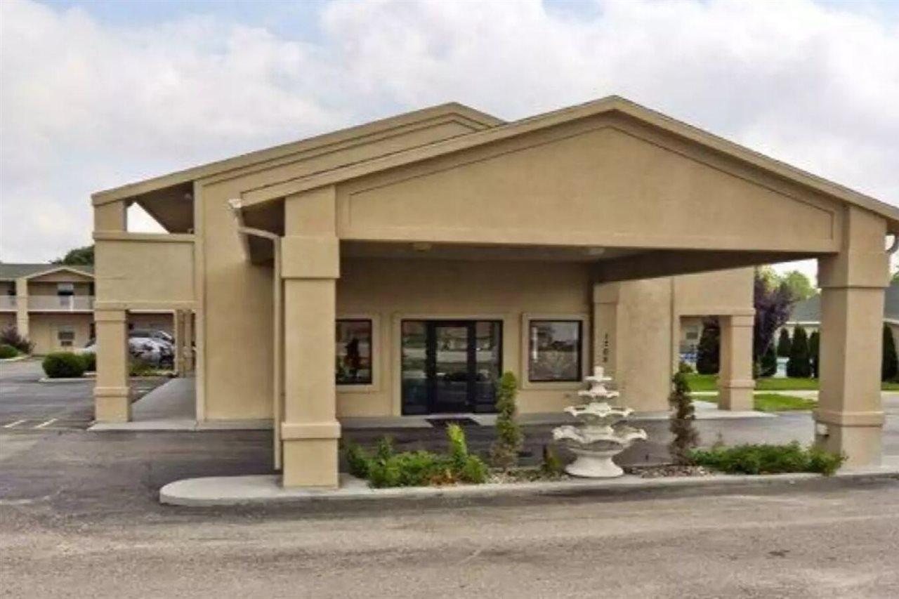 Quality Inn & Suites Big Rapids Near University Buitenkant foto
