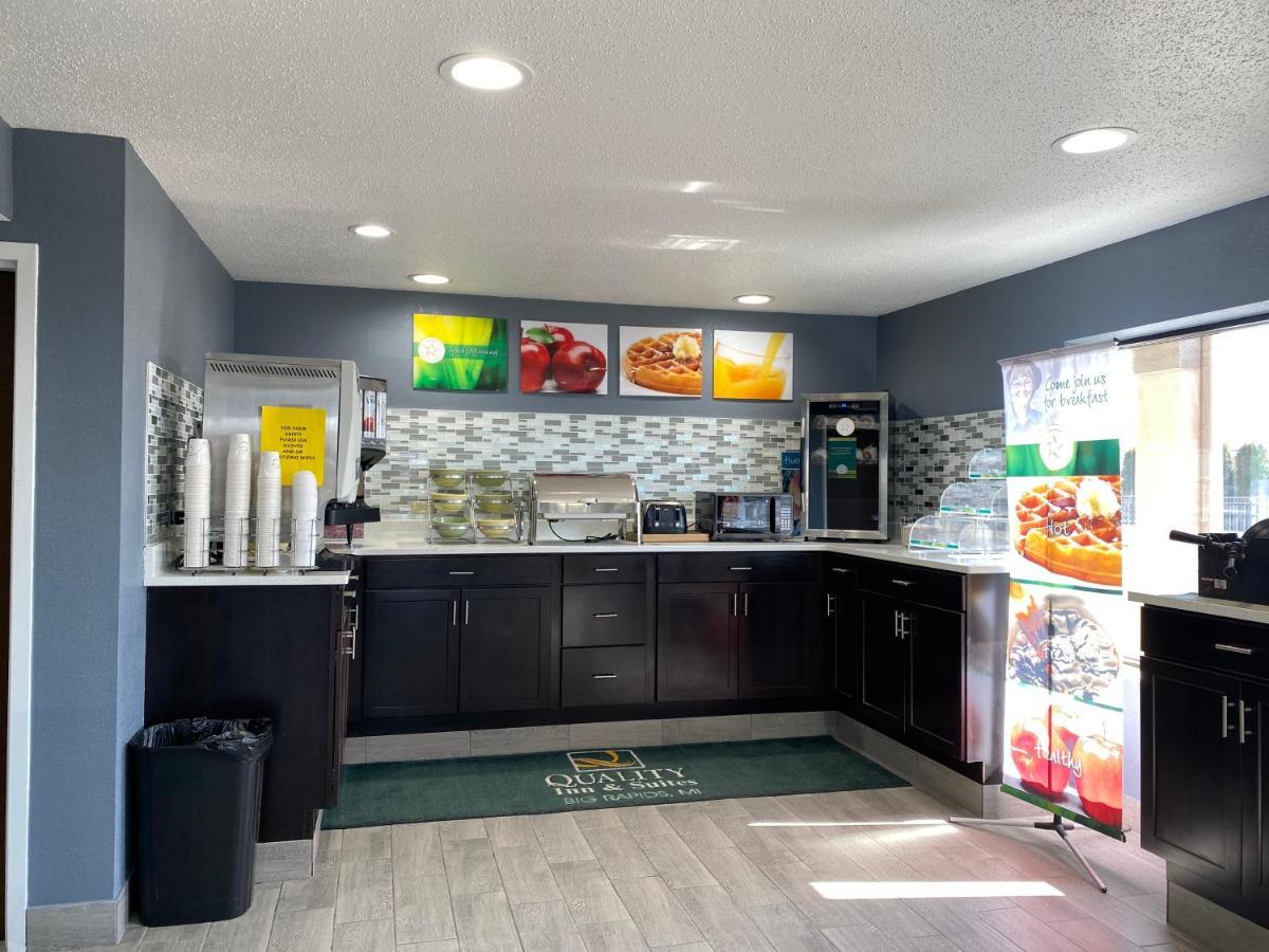 Quality Inn & Suites Big Rapids Near University Buitenkant foto