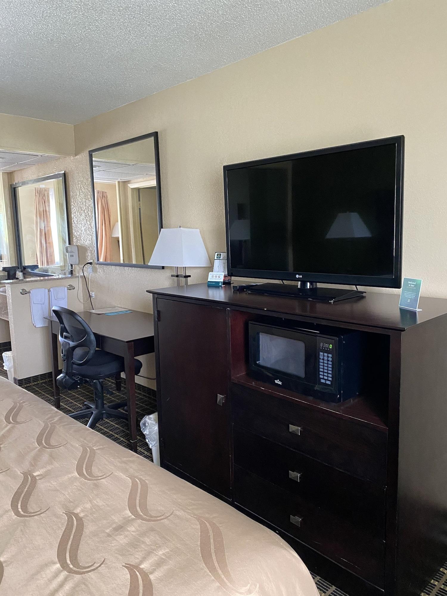 Quality Inn & Suites Big Rapids Near University Buitenkant foto