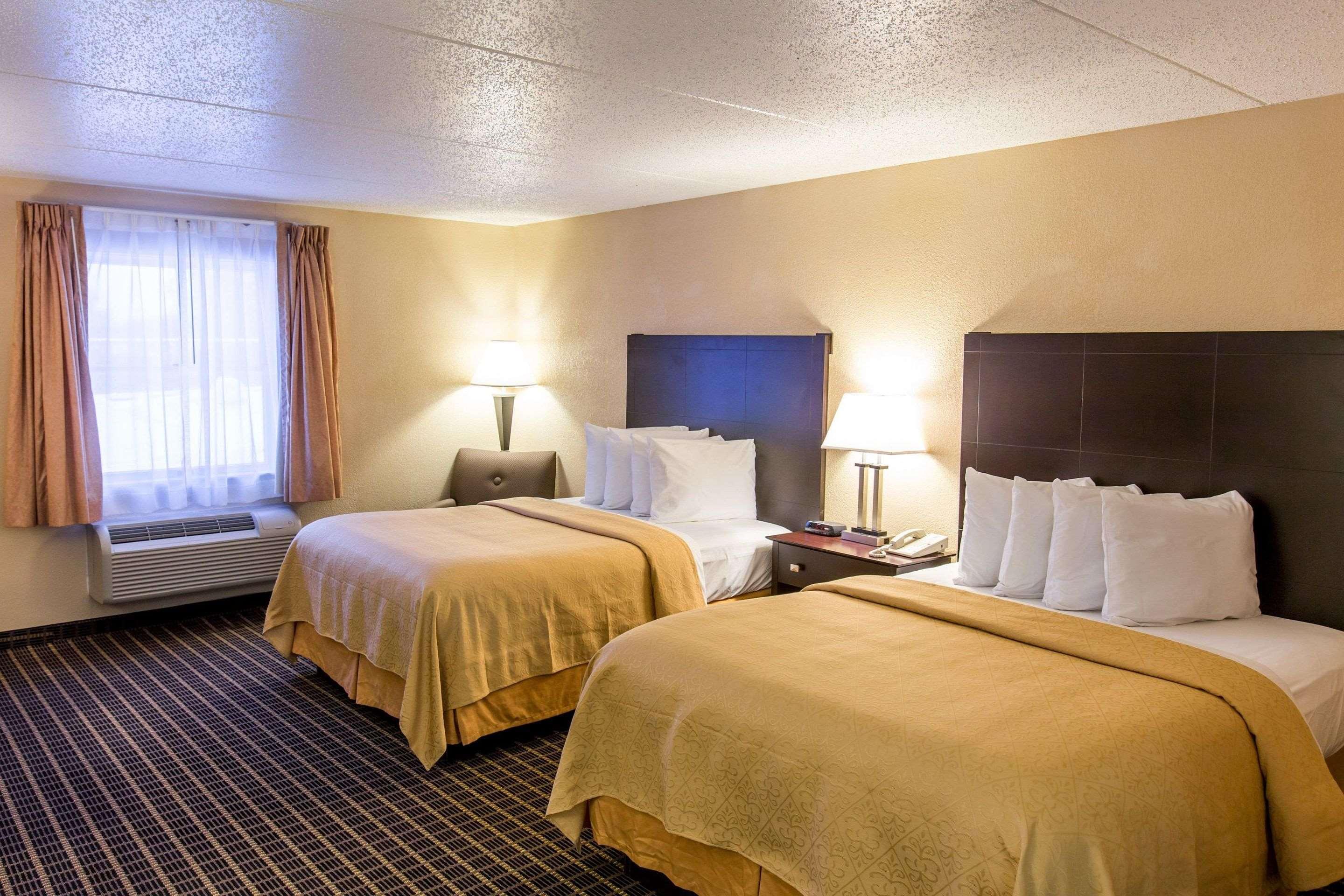 Quality Inn & Suites Big Rapids Buitenkant foto