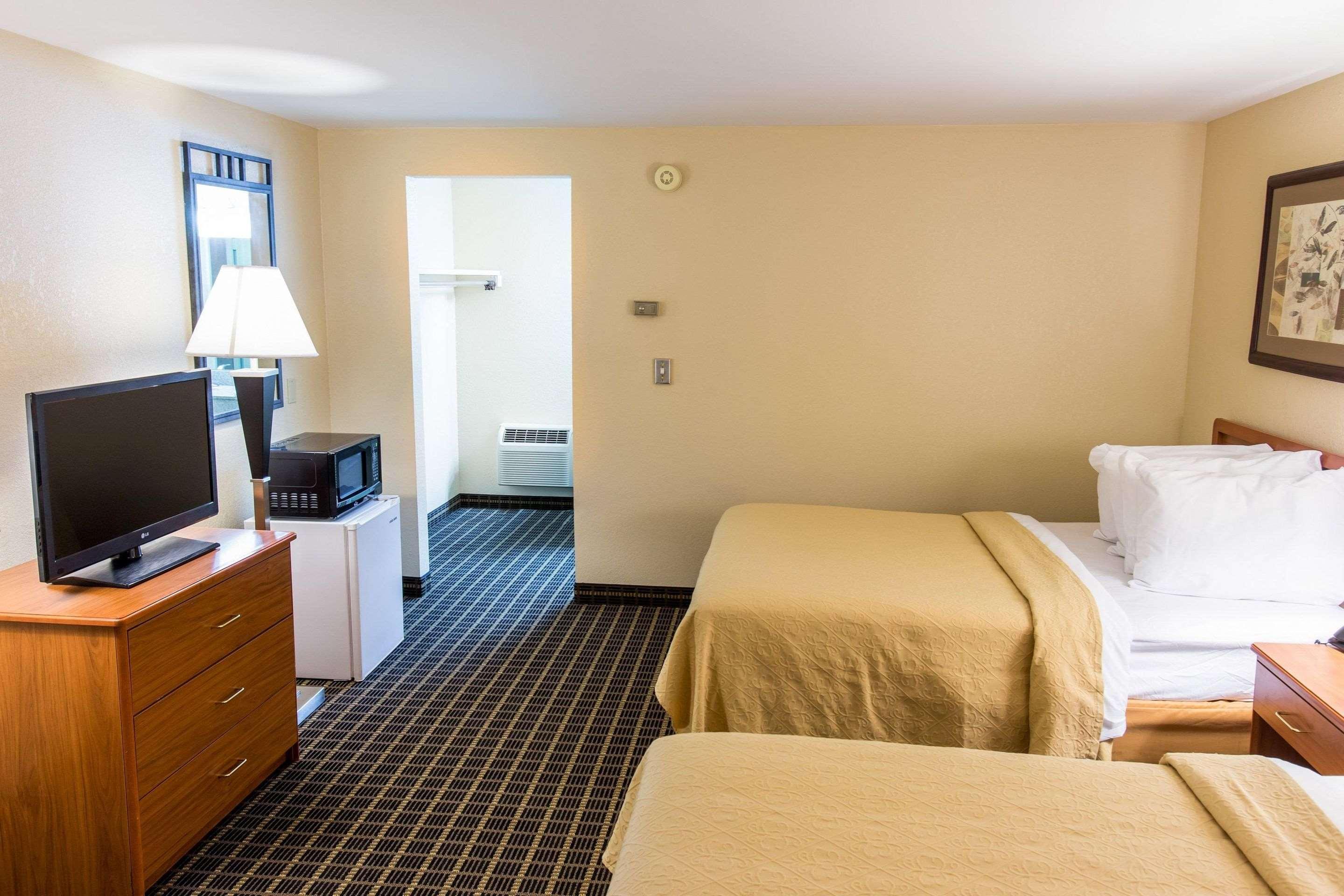 Quality Inn & Suites Big Rapids Near University Buitenkant foto