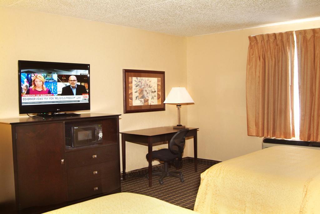 Quality Inn & Suites Big Rapids Buitenkant foto