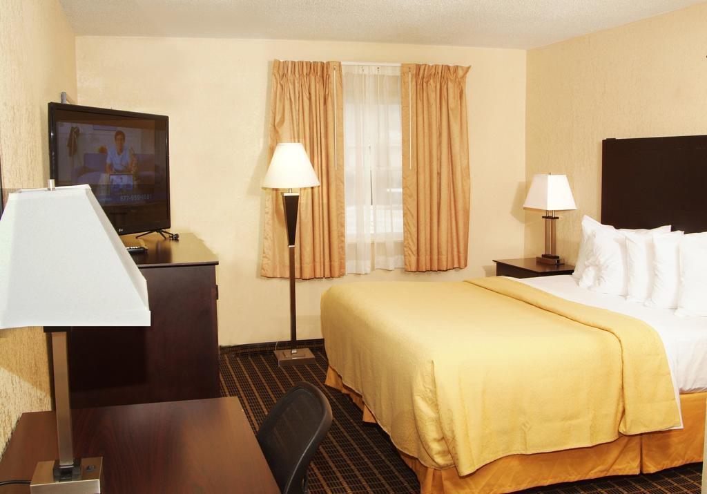 Quality Inn & Suites Big Rapids Near University Buitenkant foto