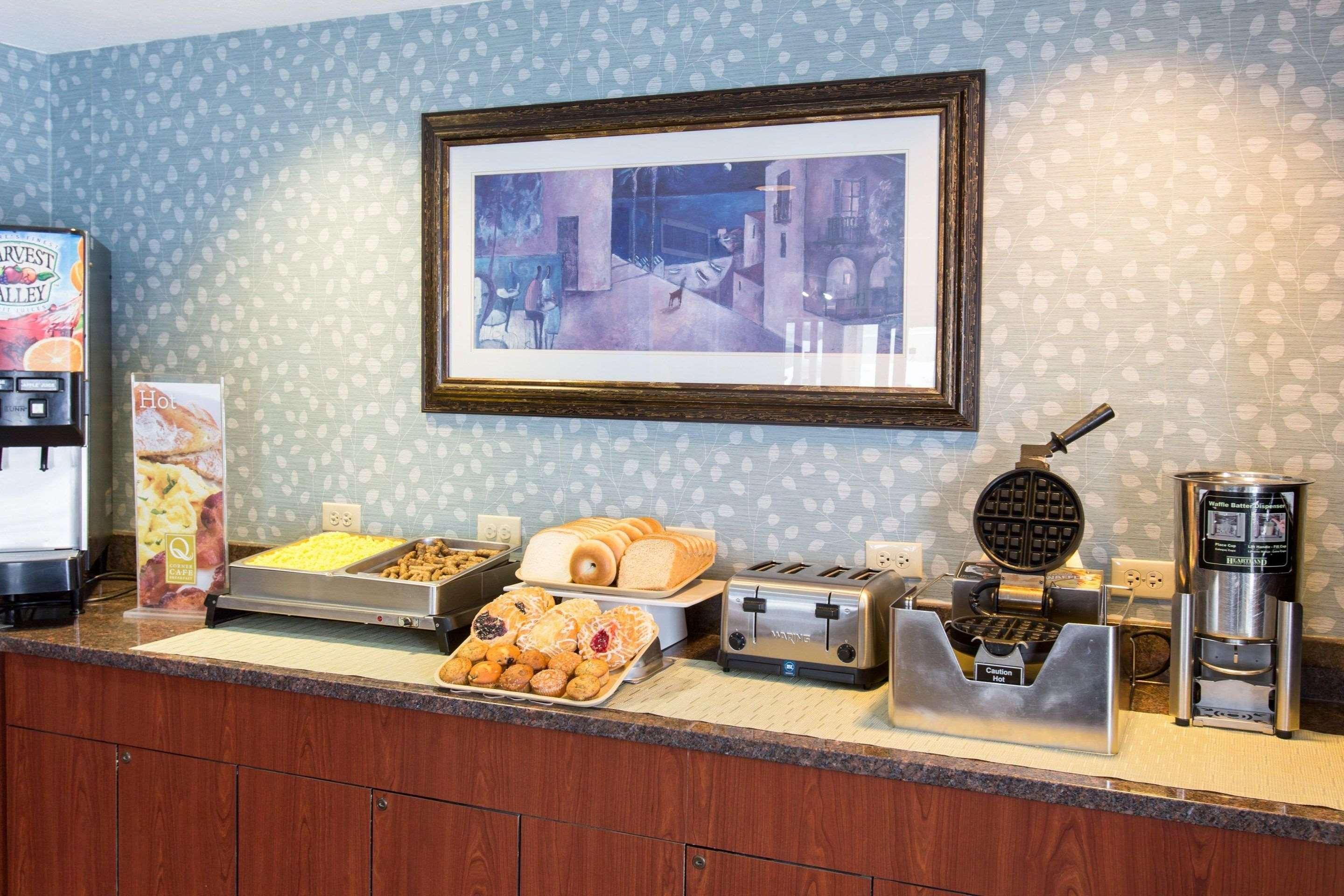 Quality Inn & Suites Big Rapids Near University Buitenkant foto
