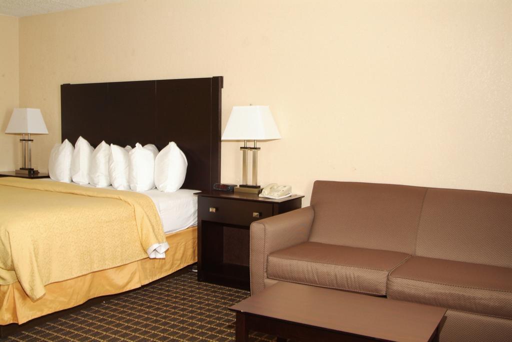 Quality Inn & Suites Big Rapids Buitenkant foto