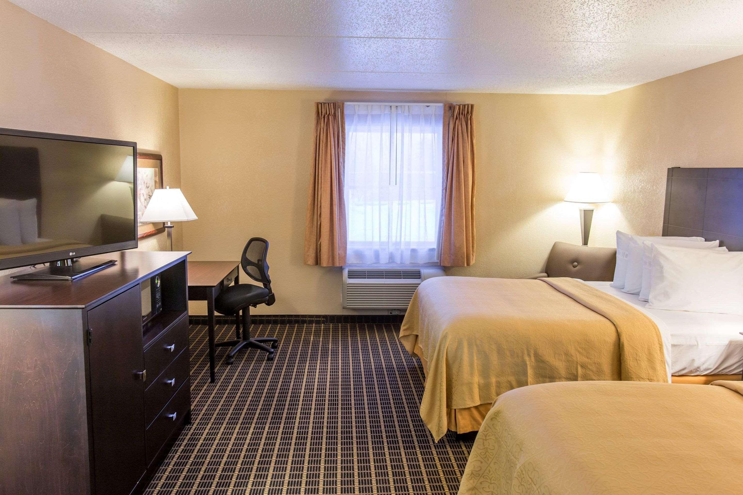 Quality Inn & Suites Big Rapids Near University Buitenkant foto