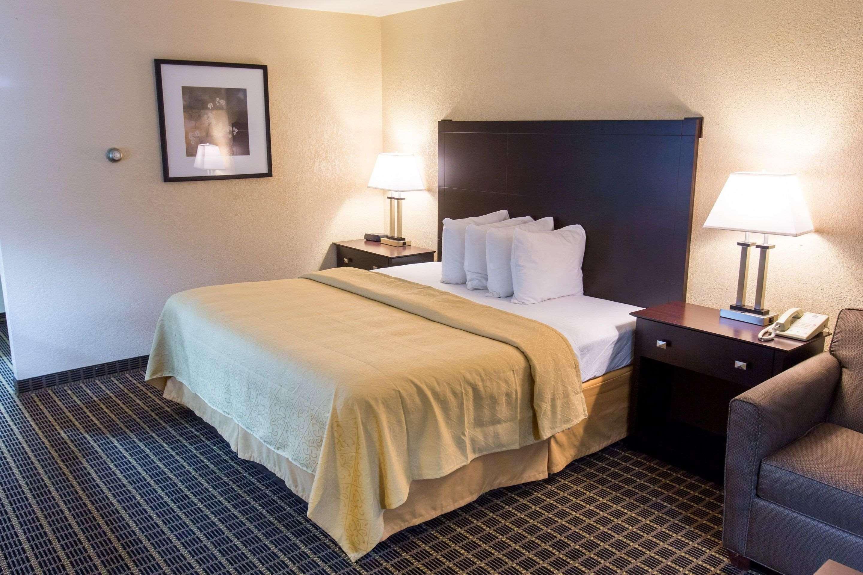 Quality Inn & Suites Big Rapids Near University Buitenkant foto