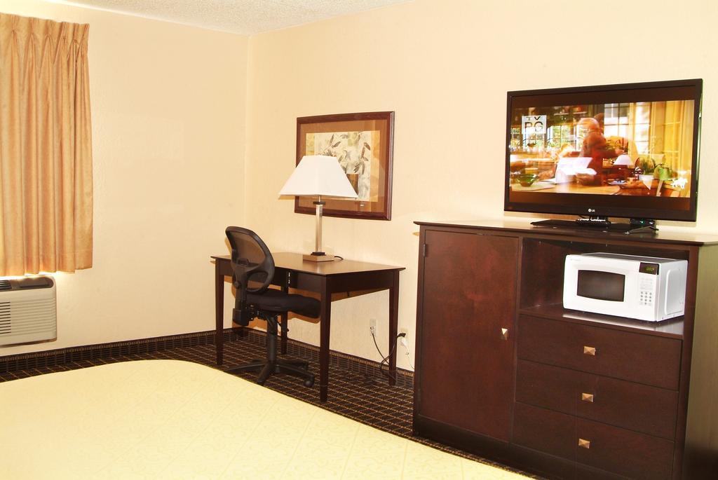 Quality Inn & Suites Big Rapids Near University Buitenkant foto