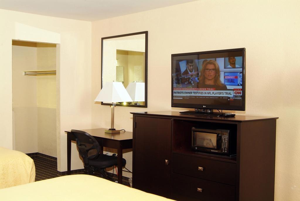 Quality Inn & Suites Big Rapids Near University Buitenkant foto