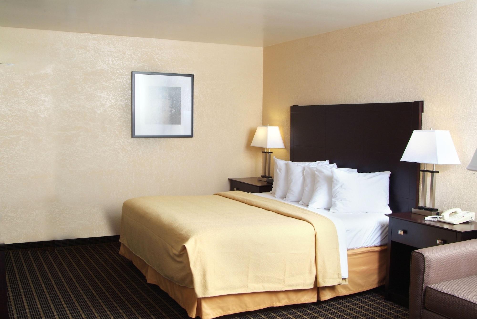 Quality Inn & Suites Big Rapids Near University Buitenkant foto