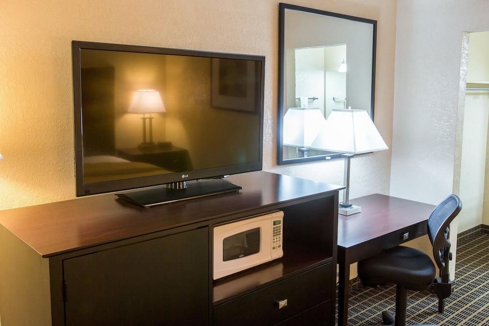 Quality Inn & Suites Big Rapids Near University Buitenkant foto