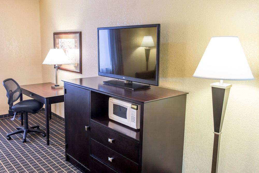 Quality Inn & Suites Big Rapids Near University Buitenkant foto