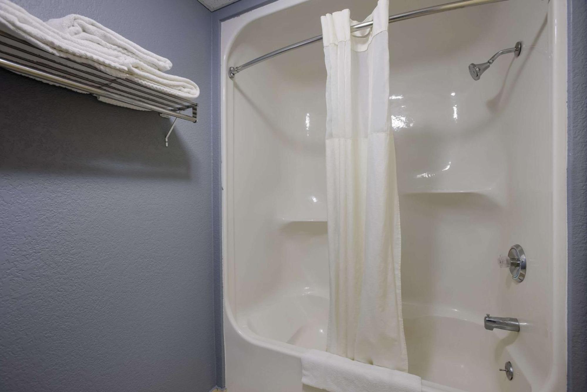 Quality Inn & Suites Big Rapids Near University Buitenkant foto