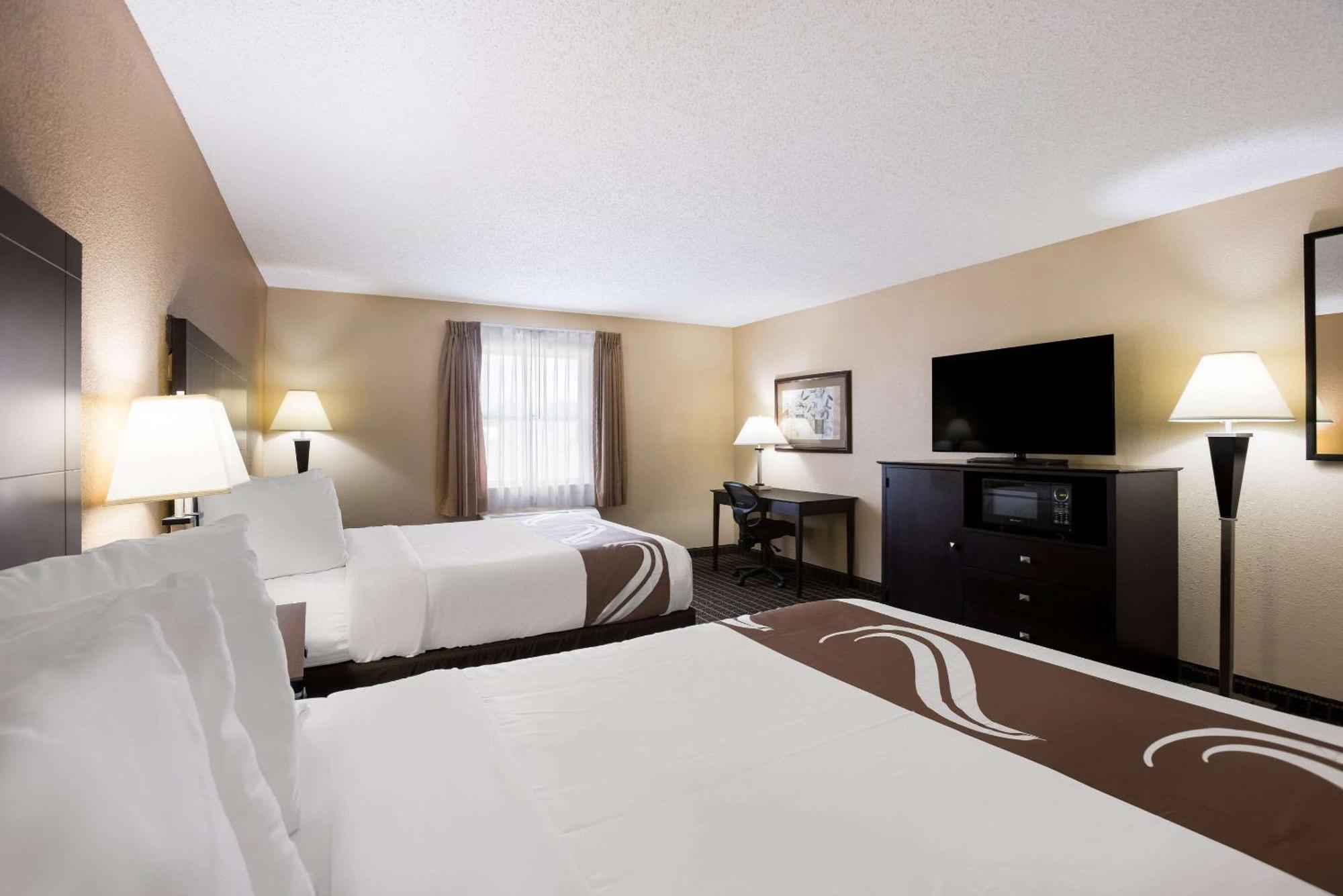 Quality Inn & Suites Big Rapids Buitenkant foto