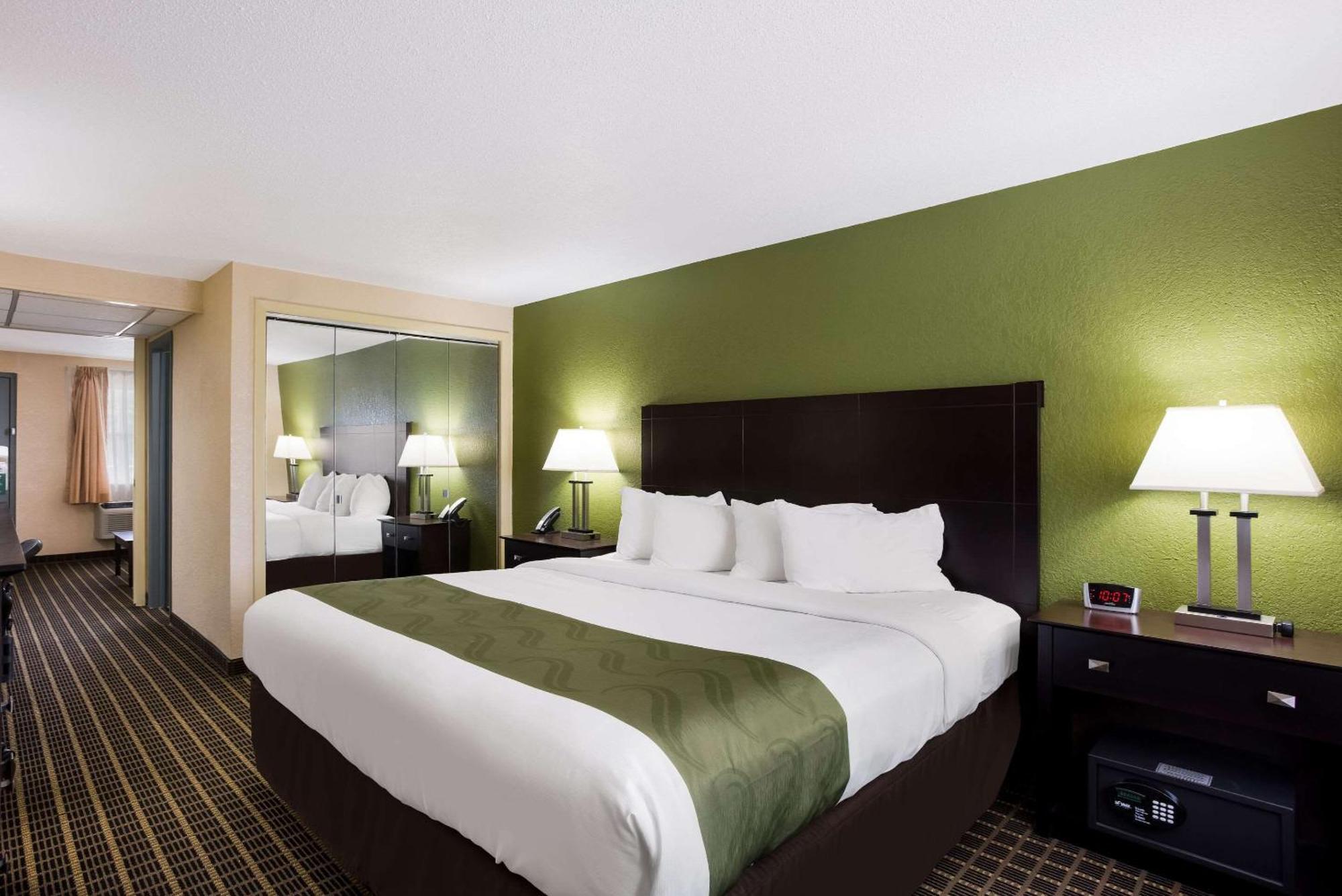 Quality Inn & Suites Big Rapids Near University Buitenkant foto