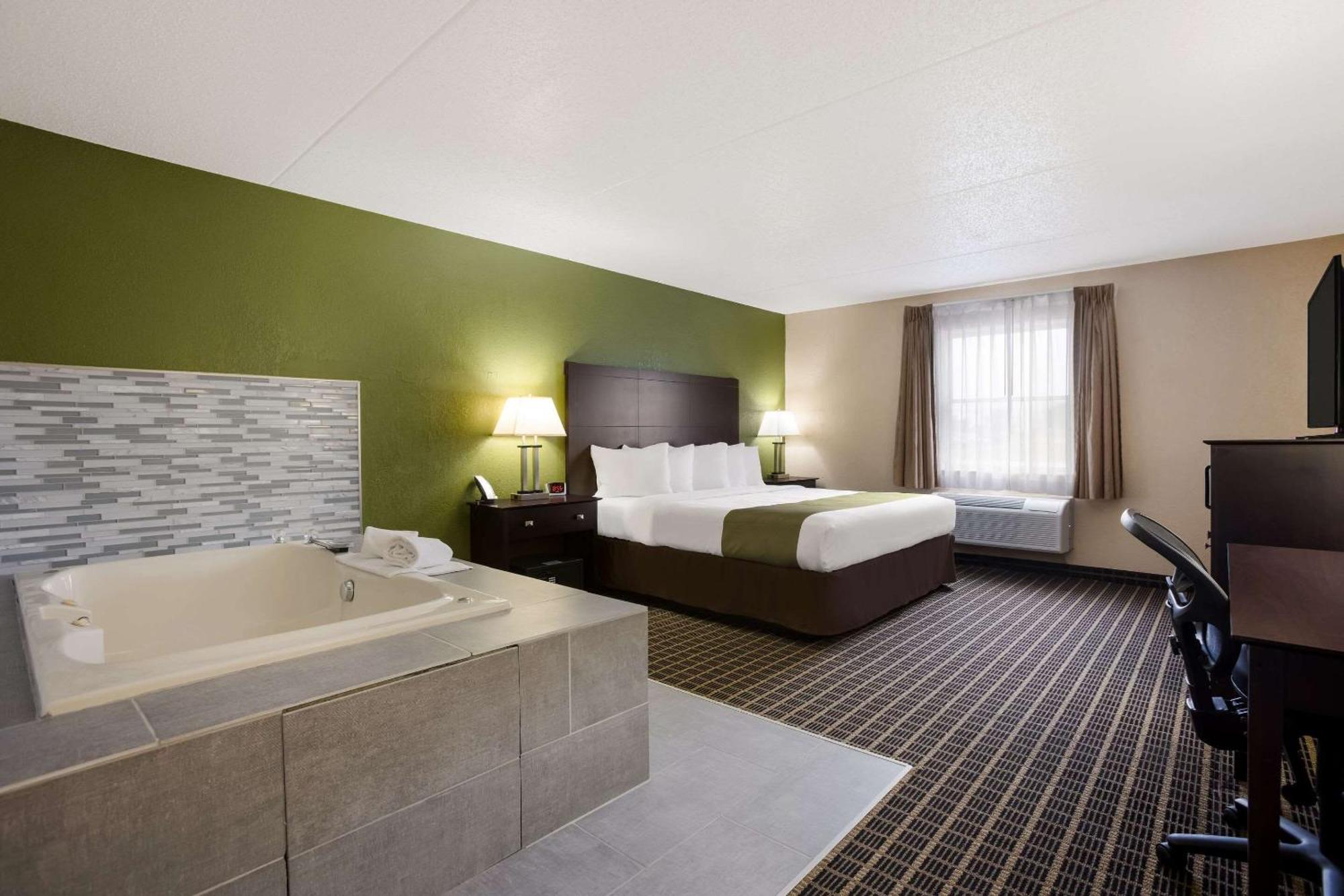 Quality Inn & Suites Big Rapids Near University Buitenkant foto