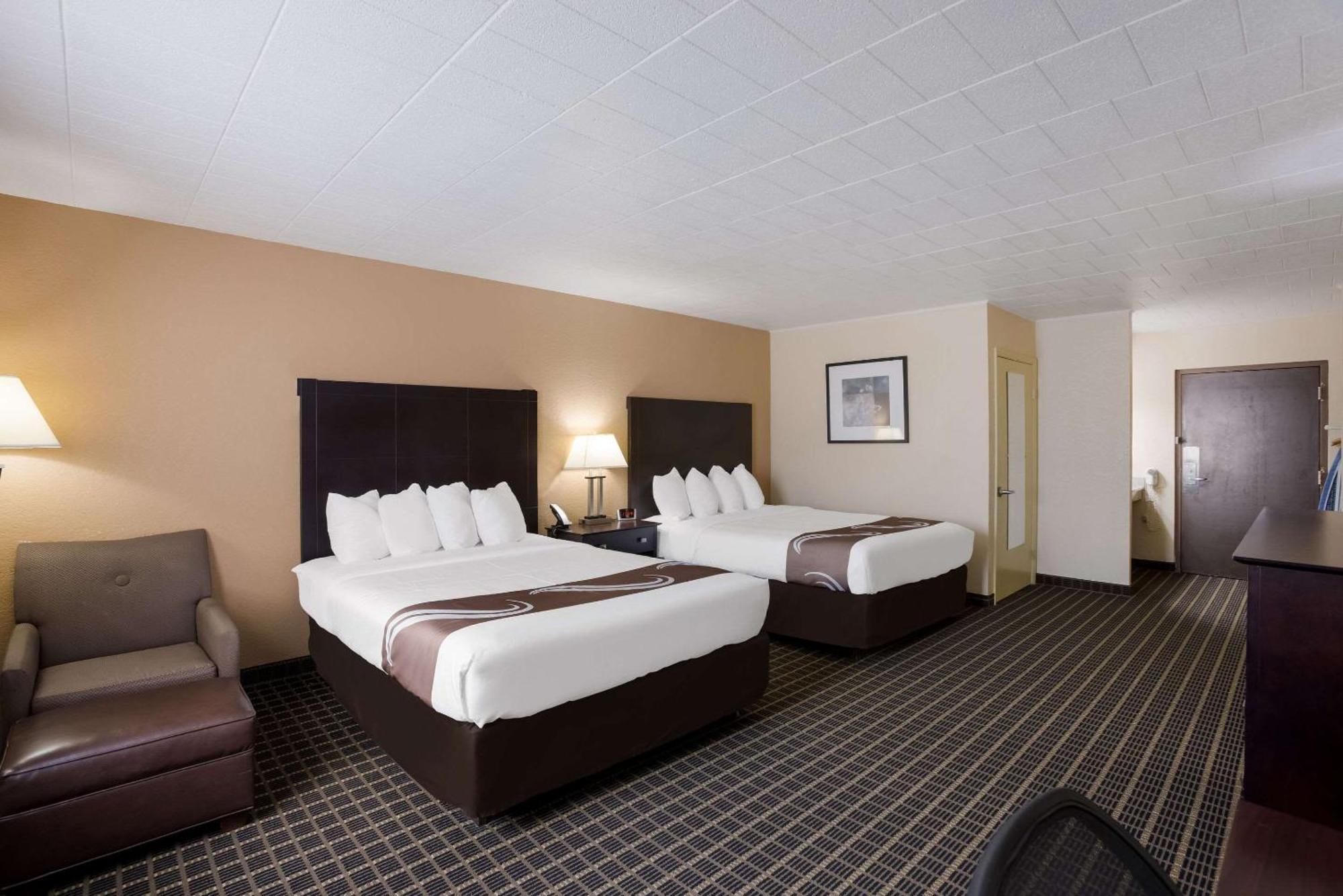 Quality Inn & Suites Big Rapids Near University Buitenkant foto