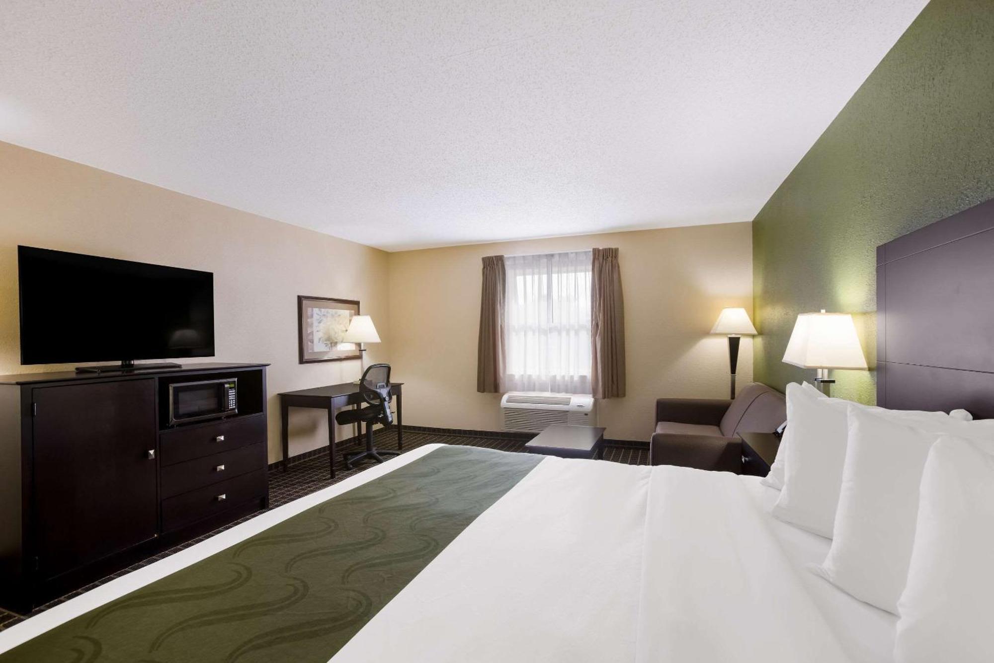 Quality Inn & Suites Big Rapids Buitenkant foto