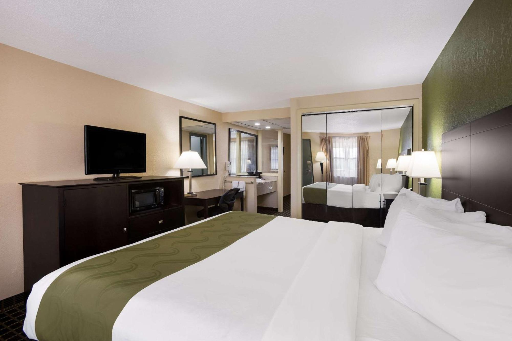 Quality Inn & Suites Big Rapids Near University Buitenkant foto