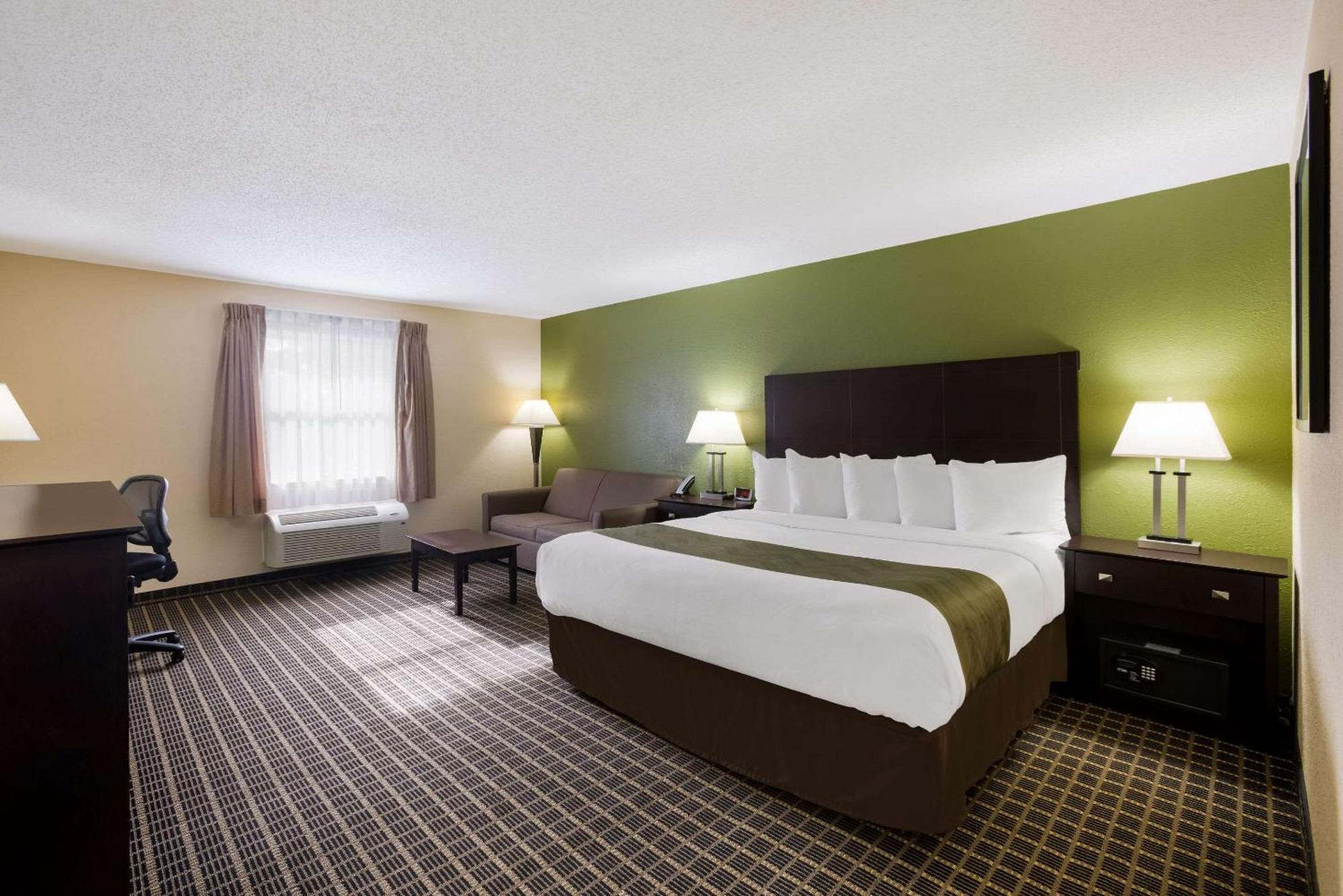 Quality Inn & Suites Big Rapids Near University Buitenkant foto