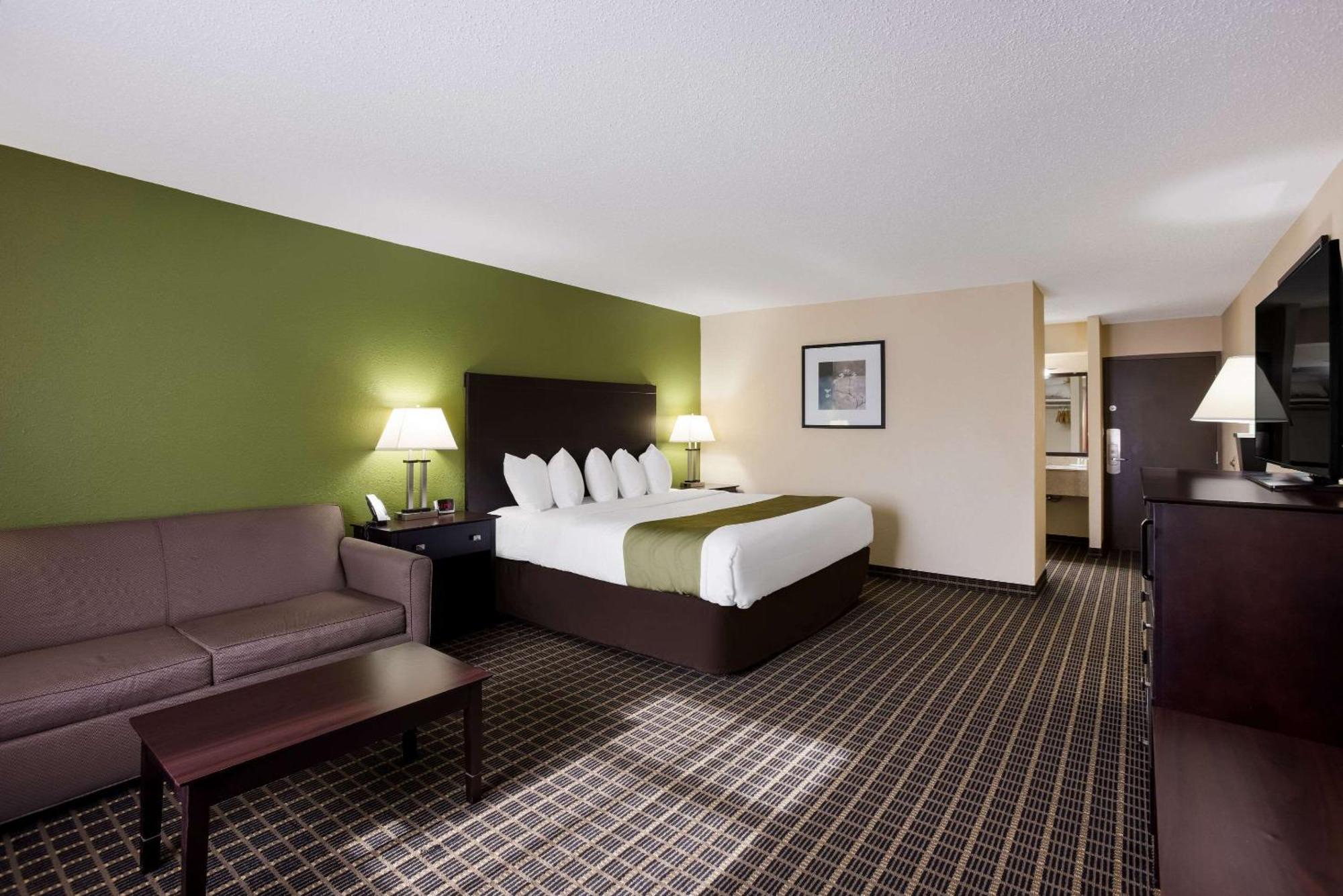 Quality Inn & Suites Big Rapids Near University Buitenkant foto